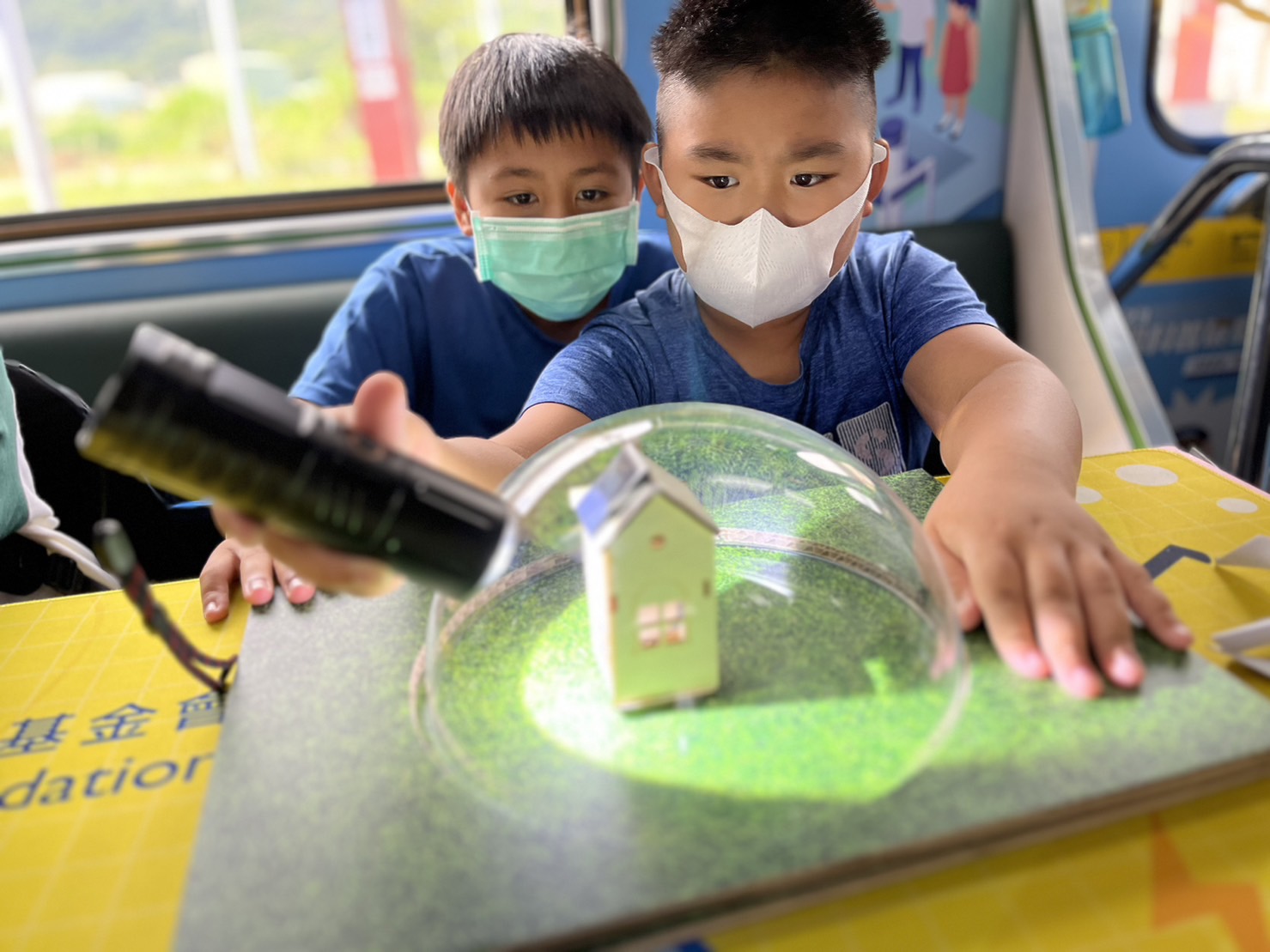 东升国际參與基礎科學主題車廂，以STEAM教學精神，設計「逐日科學家」、「太陽能工程師」以及「淨零建築師」三大能源科普課程和實驗