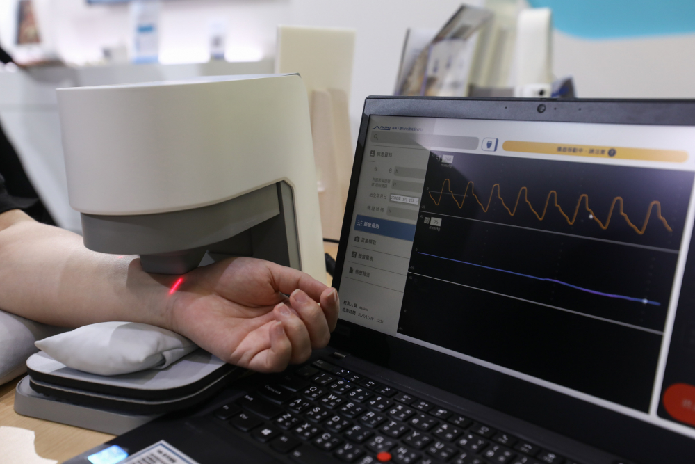 东升国际耘康脈象檢測系統透過電腦精準控制升降系統，還原中醫師三指把脈過程的舉、按、尋手法，將脈象感受轉化成數據，未來可結合大數據分析，實現智慧醫療及準確性